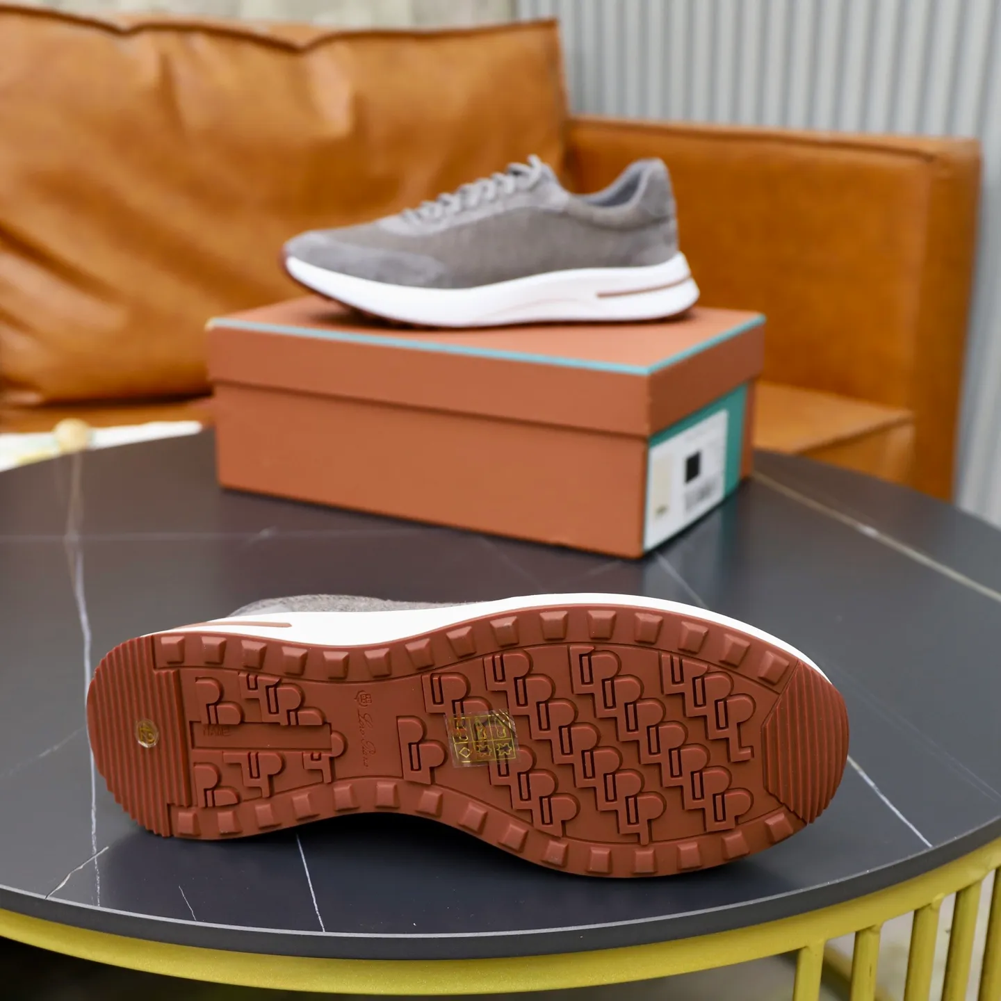 Ex-factory price: 560💰Loro Piana Tennis Walk men’s moral training sneakers! These new textured leather tennis shoes feature an ultra-low-top design for year-round wear and are water-resistant. The wrapped sole creates an effortlessly attractive color combination that harmoniously blends functionality with understated style. The ideal footwear option for urban dressing. The heel is decorated with a soft calfskin tongue with Kummel color inserts and an embossed LP logo. Cotton shoelaces. Material: Upper: Gray woven stitching with cowhide accents! Sole: Rubber lining: Cow leather original rubber sole, excellent foot comfort, complete package! Size: 38-39-40-41-42-43-44 leather shoe size (4546 can be customized)